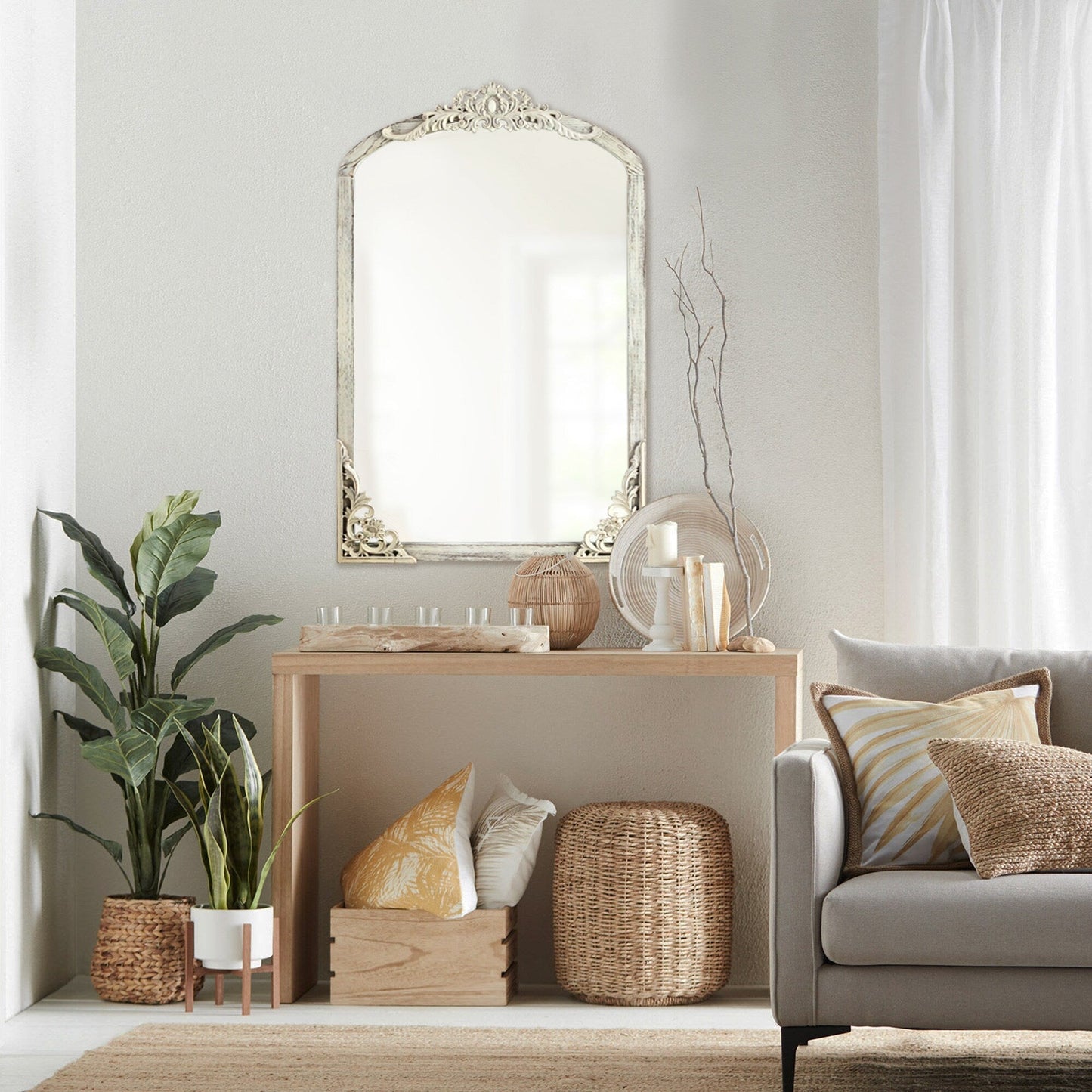 Miroir de sol sculpté en bois massif de forme arquée sur toute la longueur