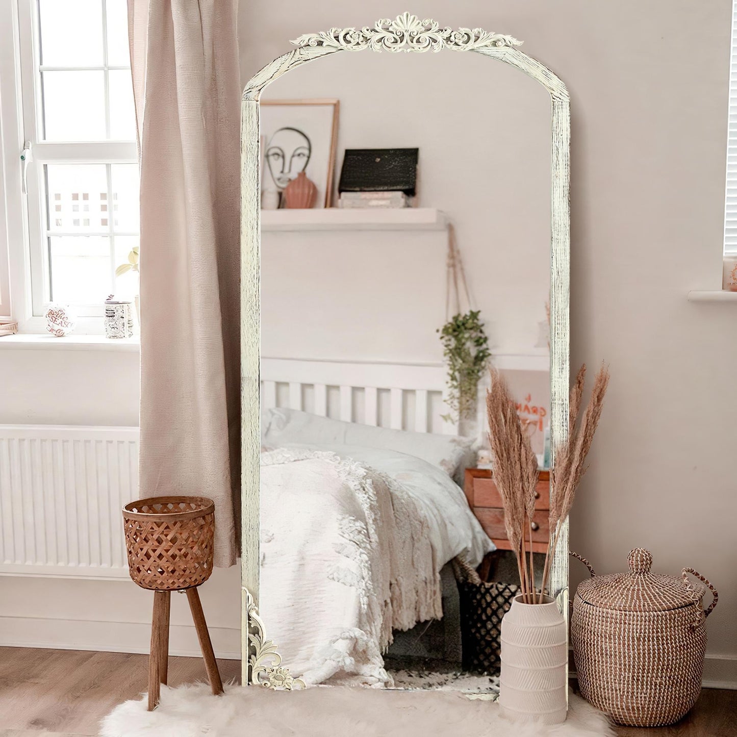 Miroir de sol sculpté en bois massif de forme arquée sur toute la longueur