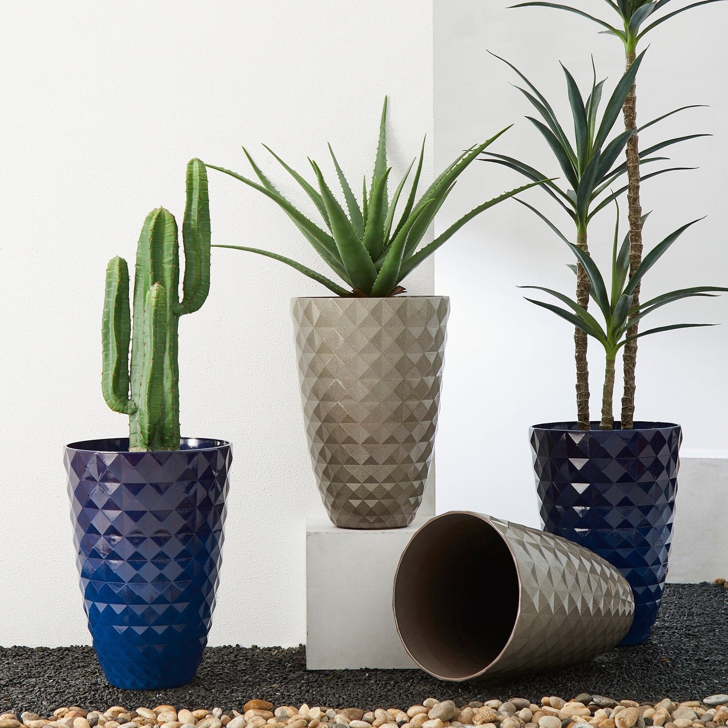 Glitzhome 19.75 H Eco-Friendly Oversized Faux Ceramic Diamond Textured Tall Planter Porch Flowerpot (Set of 2)