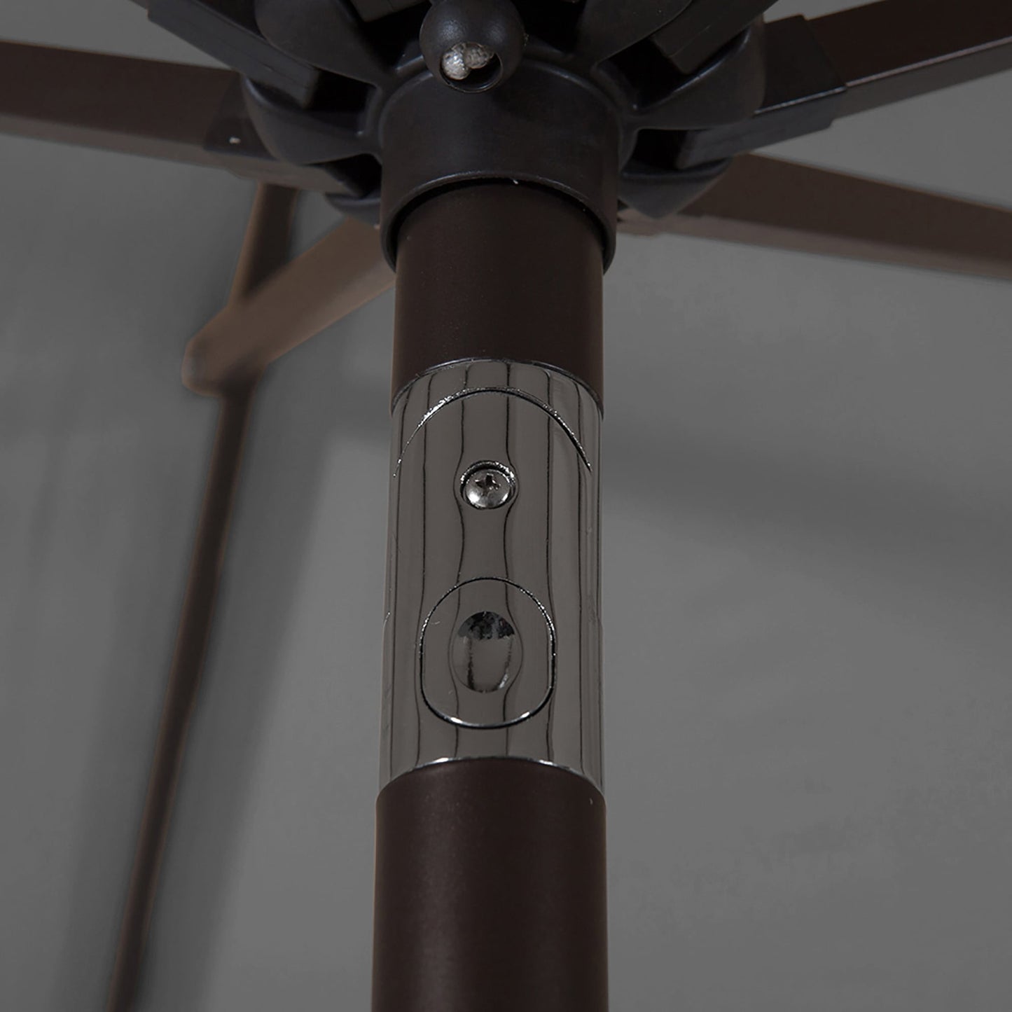 Parasol de patio Lopes de 9 pieds avec base en finition bronze et support de poids inclus