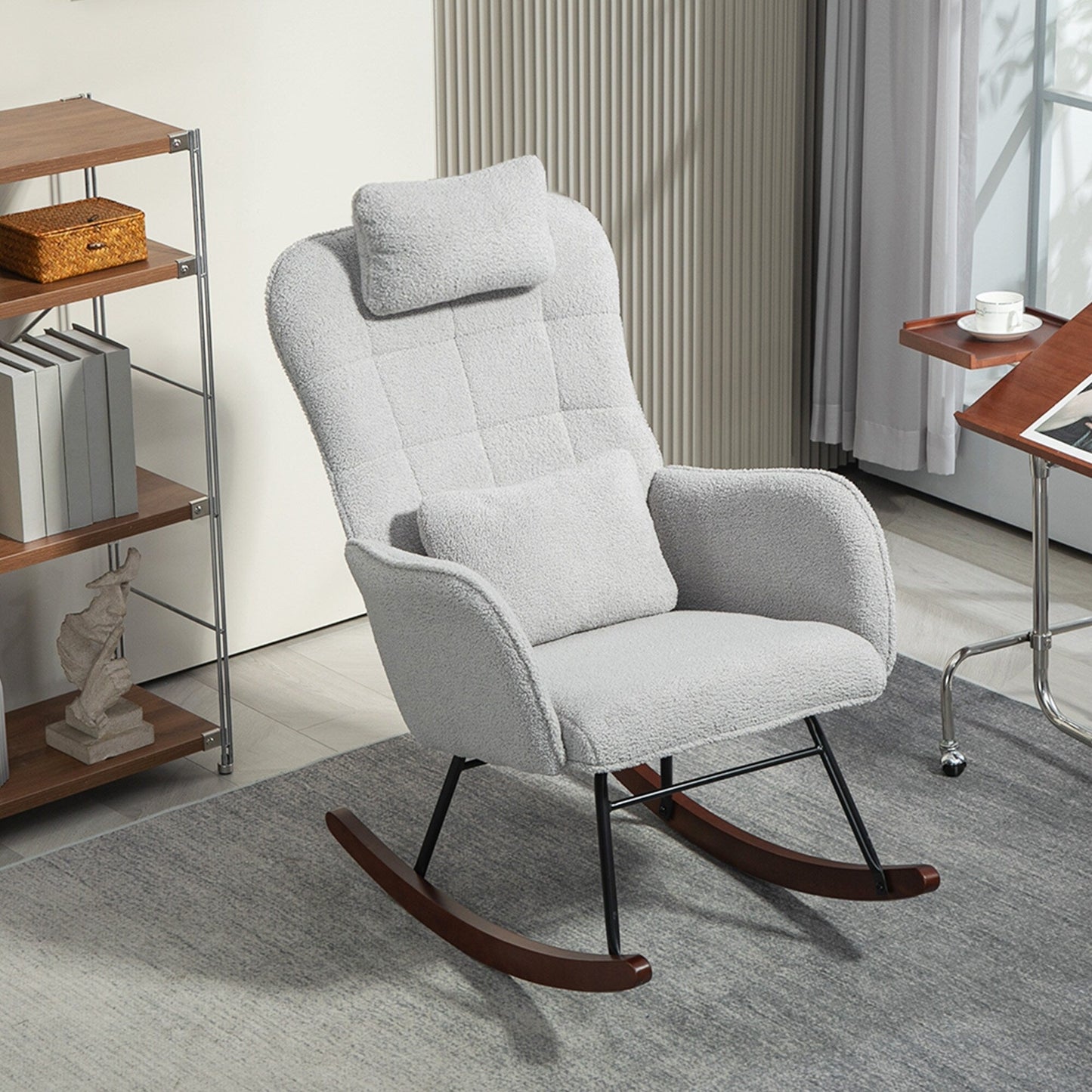 Fauteuil à bascule rembourré moderne avec dossier haut, appui-tête et coussin lombaire pour salon ou chambre à coucher