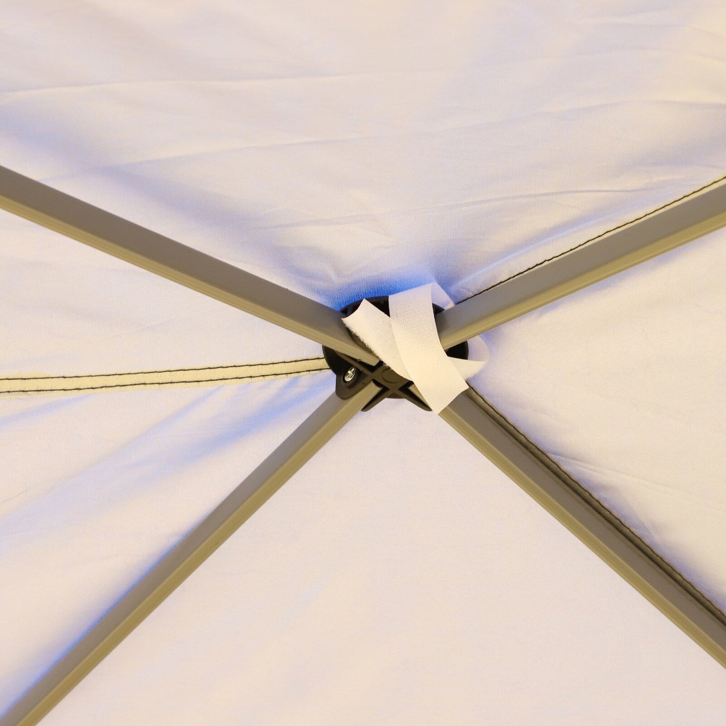 Auvent pop-up robuste Outsunny avec cadre robuste, toit anti-UV et sac de transport pour terrasse, jardin, plage et arrière-cour