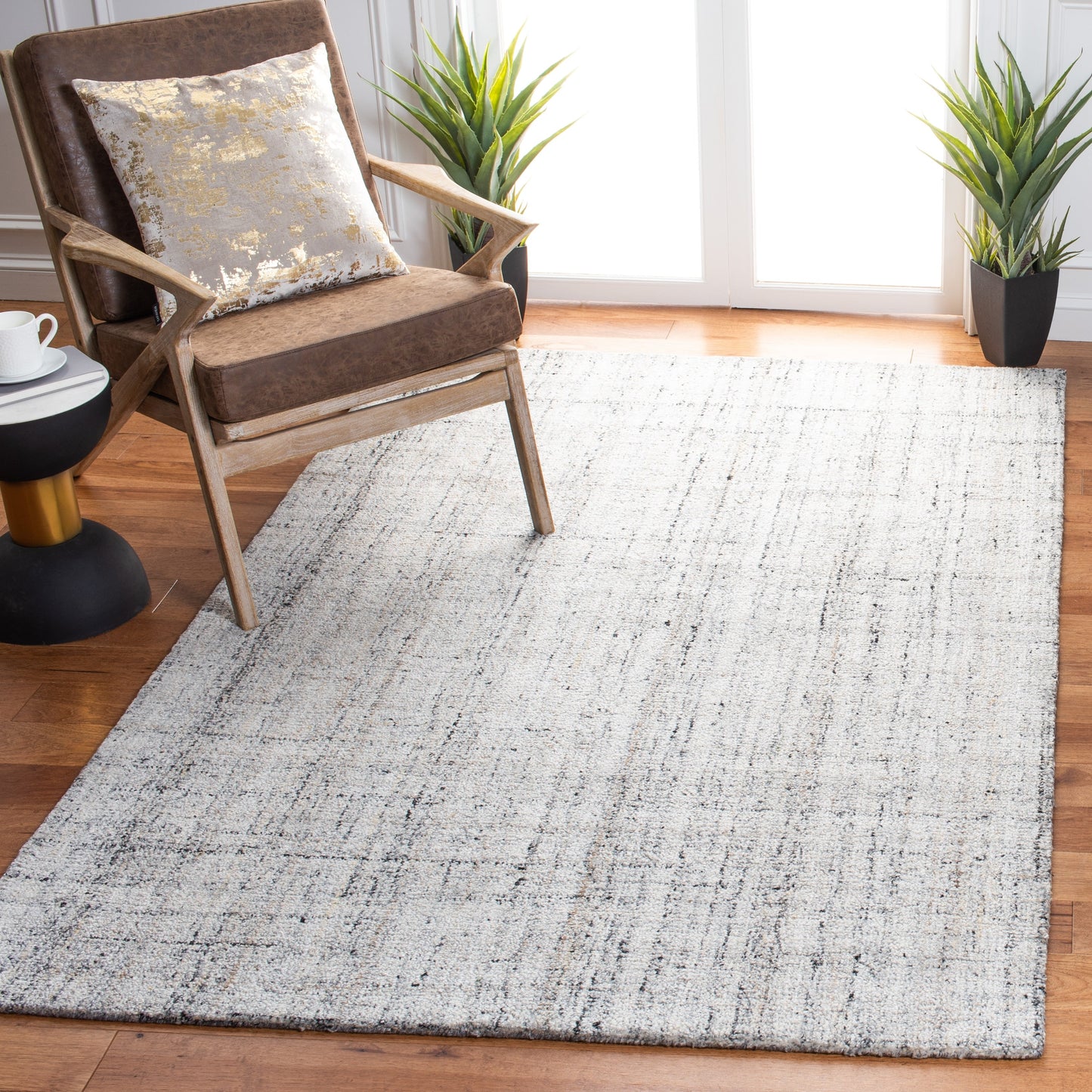 SAFAVIEH Handmade Abstract Coraly Modern Viscose Rug