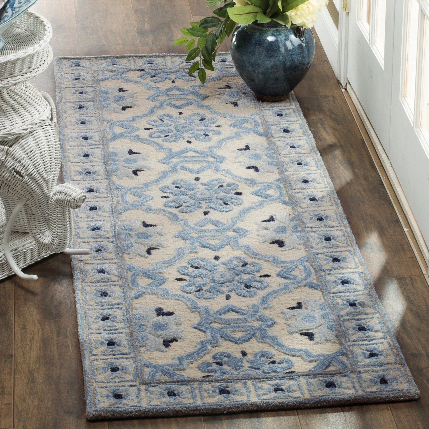 SAFAVIEH Handmade Bella Rodica Modern Floral Wool Rug