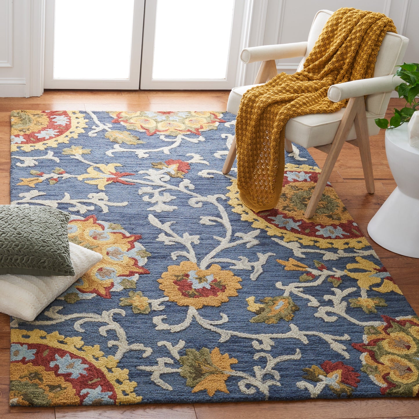 SAFAVIEH Handmade Blossom Maaret Modern Floral Wool Rug