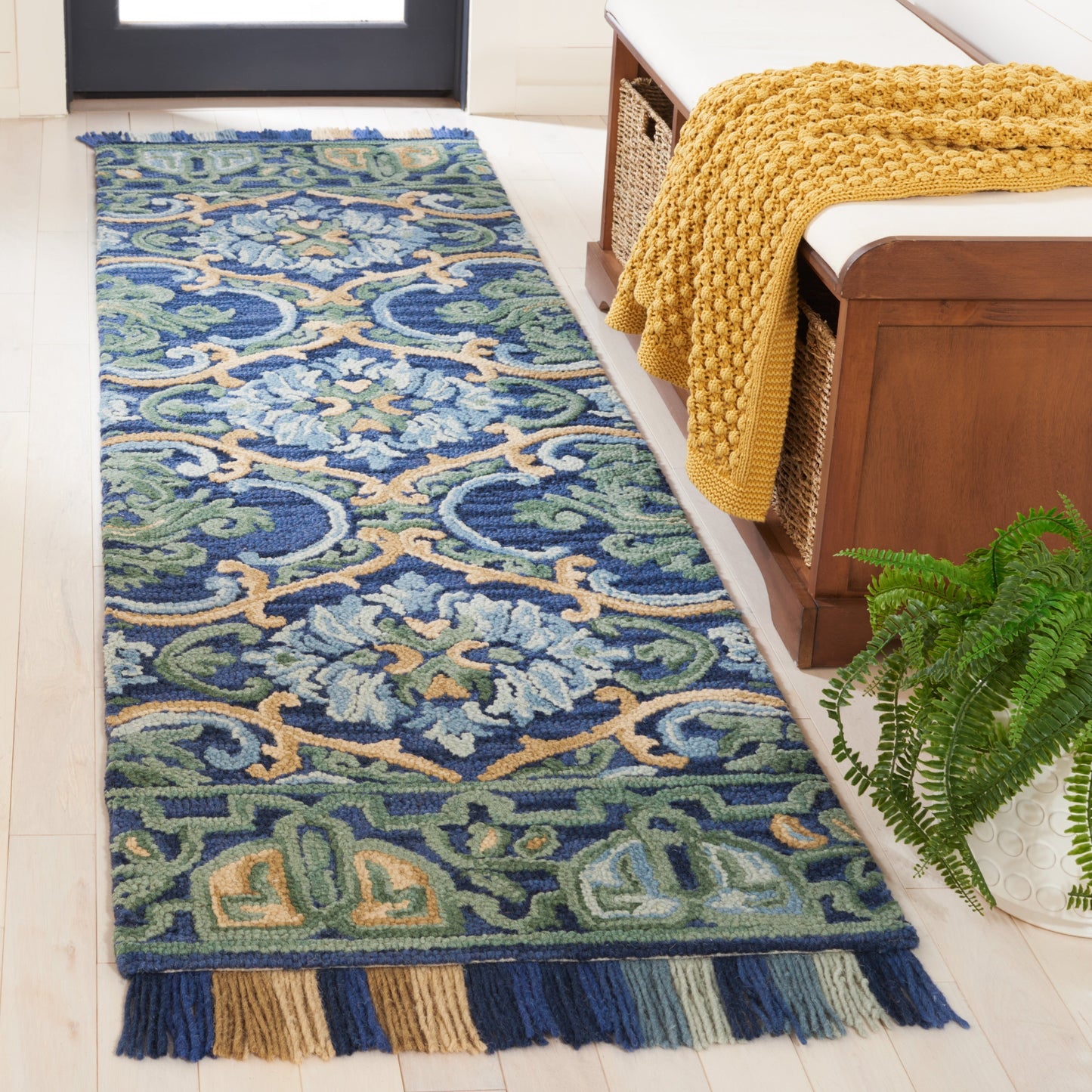 SAFAVIEH Handmade Blossom Porzia Floral Wool Rug
