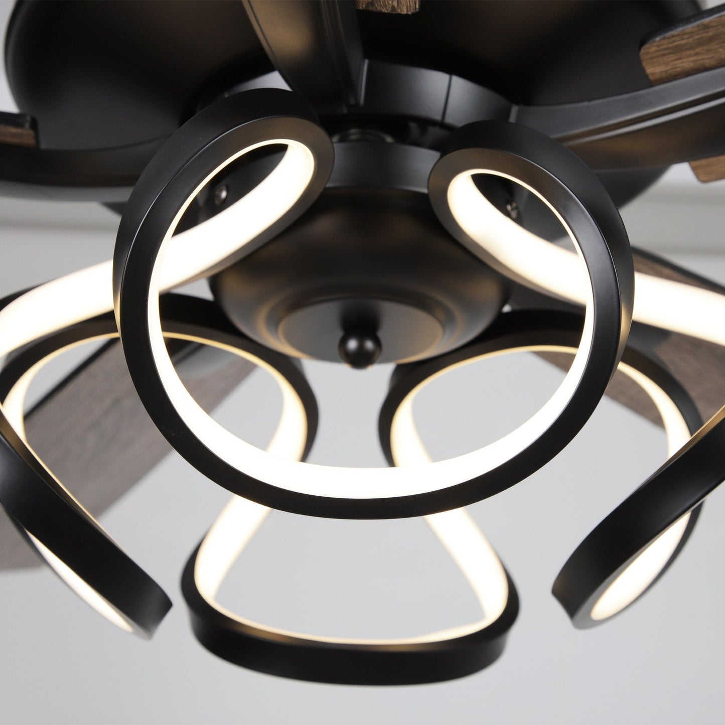 Ventilateur de plafond LED d'intérieur moderne chromé/noir à intensité variable avec lumière et télécommande
