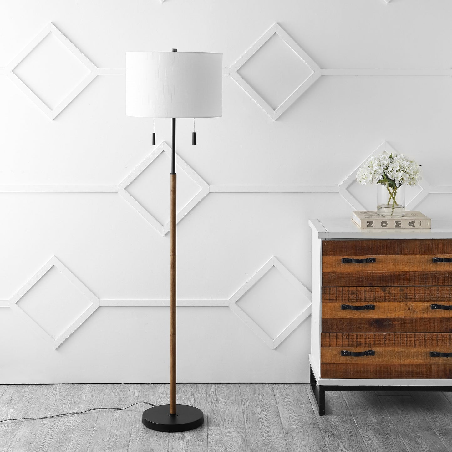 Lampe de sol à LED Koda 61, style rustique, style ferme, avec chandelier en fer et chaînes de traction, finition bois marron/noir, par JONATHAN Y