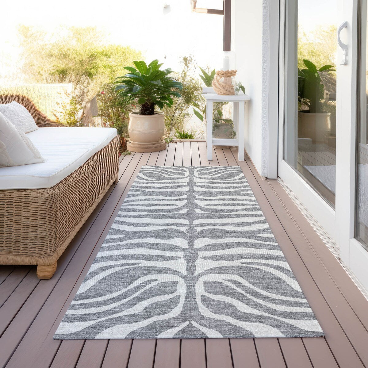 Machine Washable Indoor/ Outdoor Modern Animal Print Chantille Rug