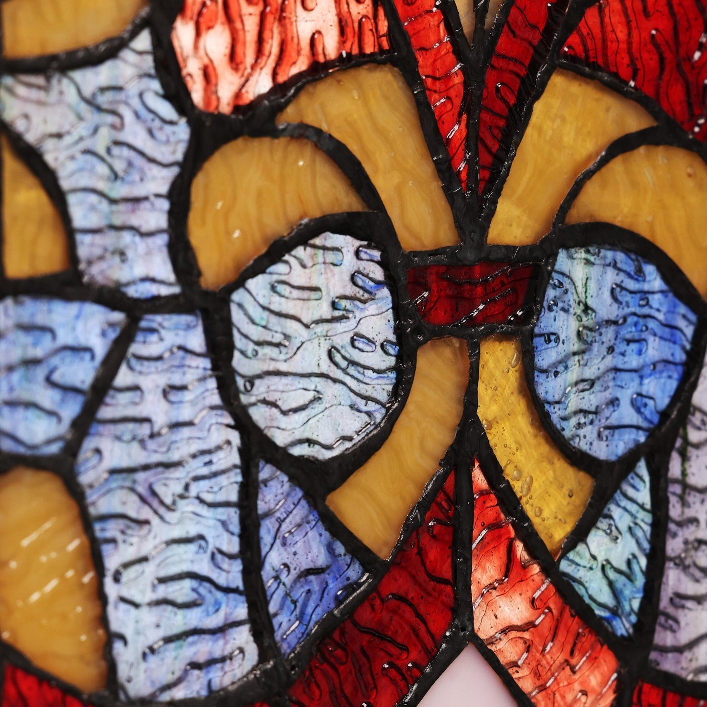 Panneau de fenêtre en vitrail victorien Fleur de lys River of Goods - 9,5 L x 0,25 l x 36 H