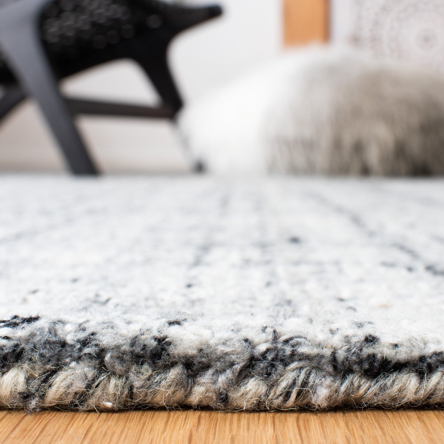 SAFAVIEH Handmade Abstract Coraly Modern Viscose Rug