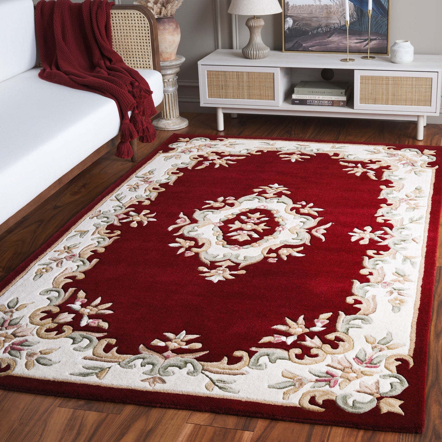 SAFAVIEH Handmade Aubusson Hale Traditional Wool Rug.