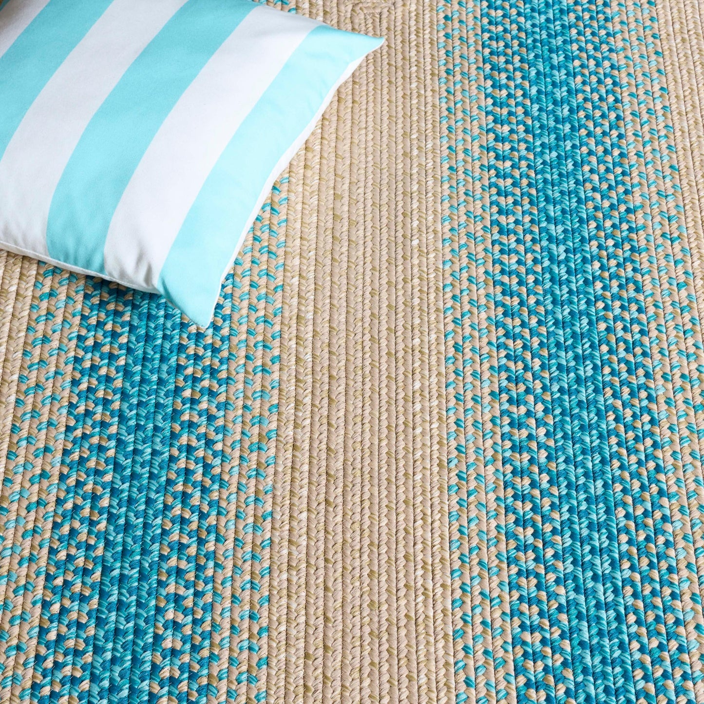 SAFAVIEH Handmade Braided Kita Country Rug