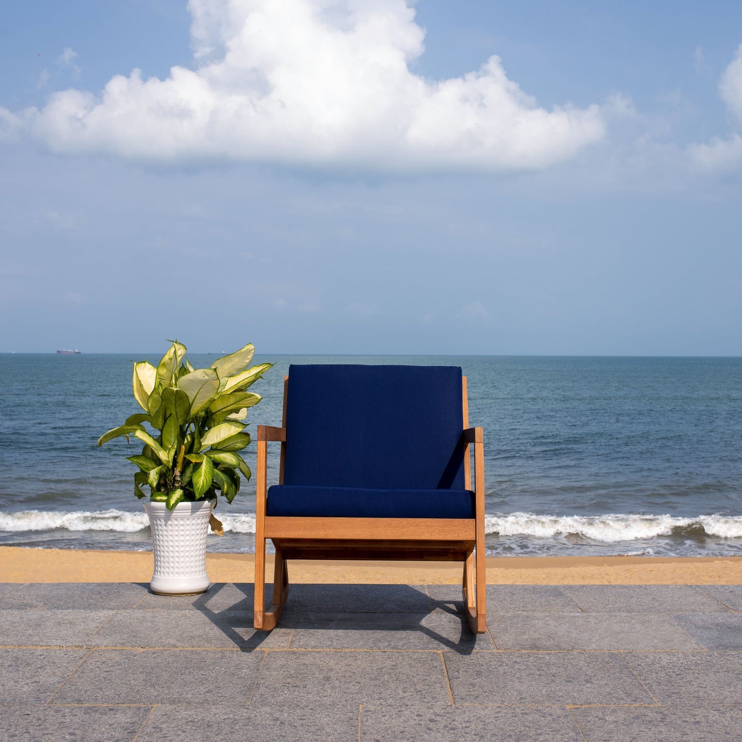 Chaise à bascule d'extérieur Makaila de SAFAVIEH avec coussin - 26 L x 31 P x 38 H