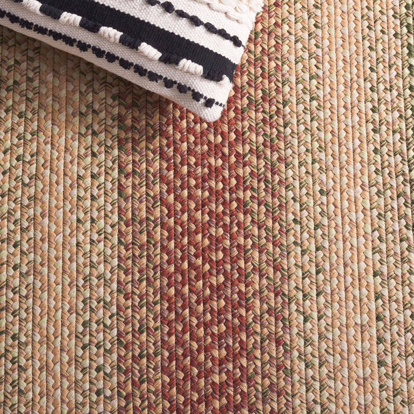 SAFAVIEH, Handmade Braided Adelajde Country Rug